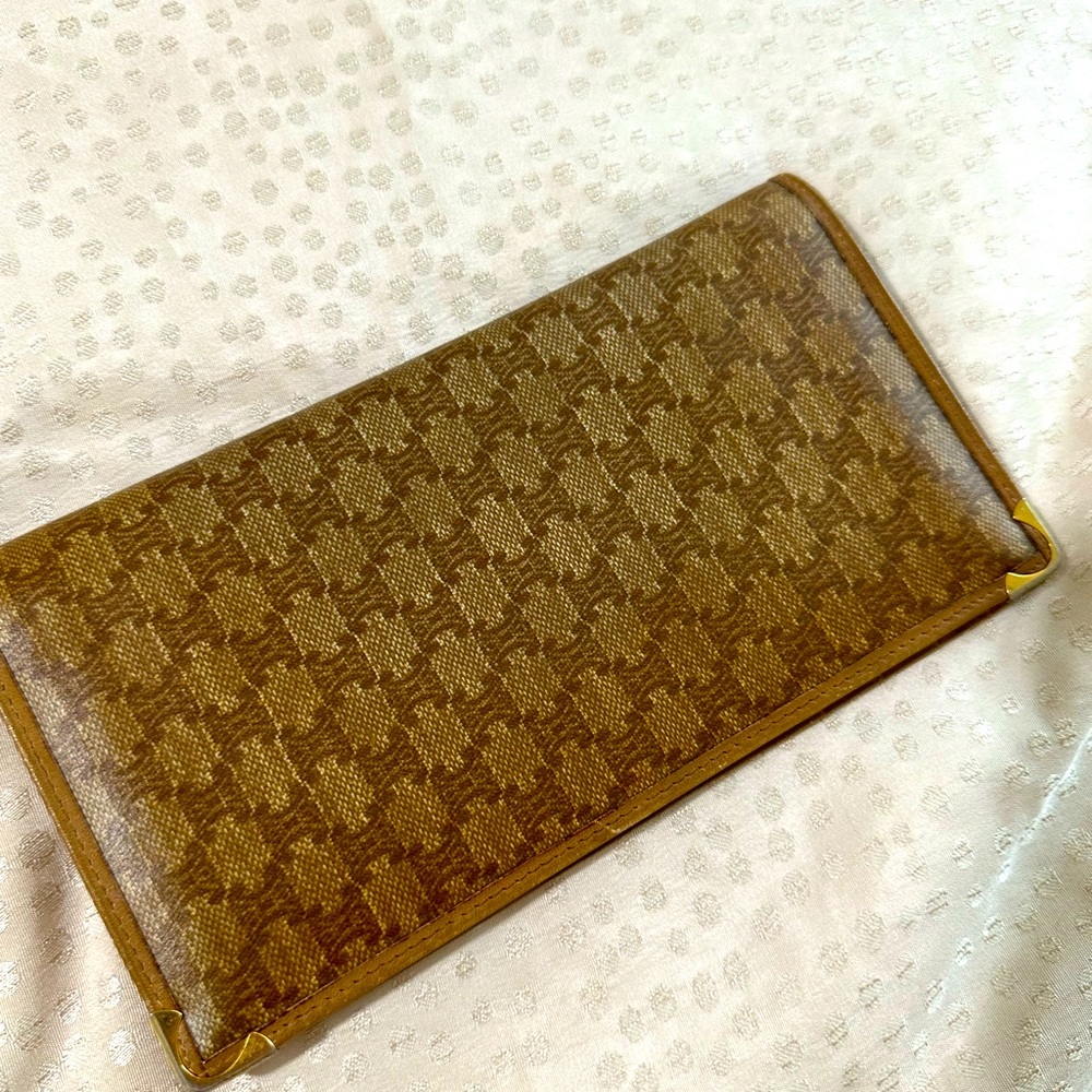 Vintage Celine long wallet. Pre loved wallet still in good condition.